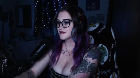 Snapshot of demongf chatting on December 7, 4:31 am Demoness Mina online show from December 7, 4:31 am