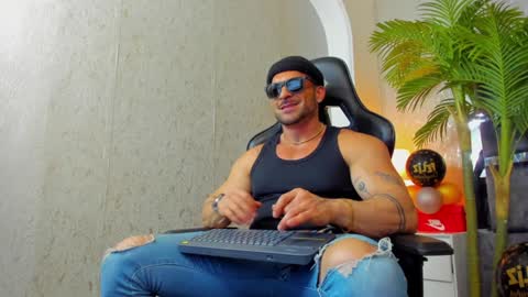 Snapshot of dennis_cox_ chatting on January 22, 6:52 am dennis_cox_ online show from January 22, 6:52 am