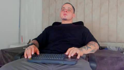 Snapshot of dennis_munera chatting on January 4, 8:16 pm dennis munera online show from January 4, 8:16 pm