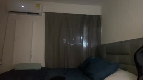 Snapshot of dereckbrownn chatting on December 21, 1:53 pm Dereck online show from December 21, 1:53 pm