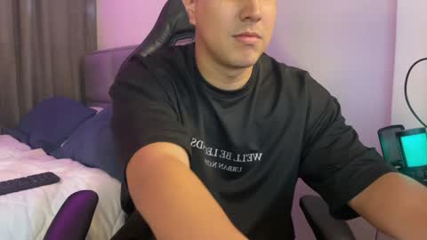 Snapshot of dereckbrownn chatting on February 3, 9:29 pm Dereck online show from February 3, 9:29 pm