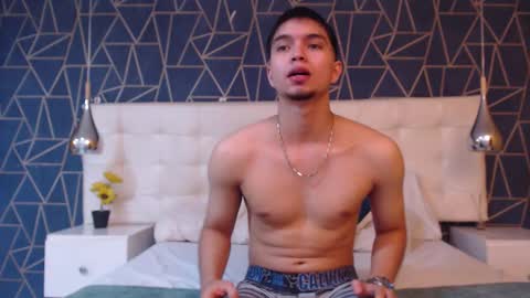 Snapshot of derek_rox chatting on February 18, 1:40 pm Derek online show from February 18, 1:40 pm