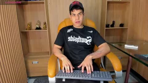 derek_voss online show from April 23, 11:53 am