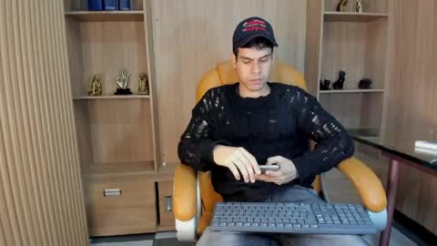 derek_voss online show from April 25, 12:19 pm