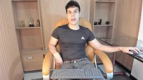 derek_voss online show from April 27, 12:58 pm