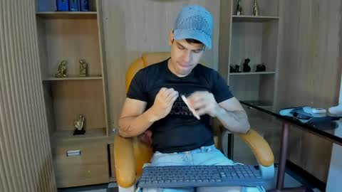 derek_voss online show from April 28, 11:37 am