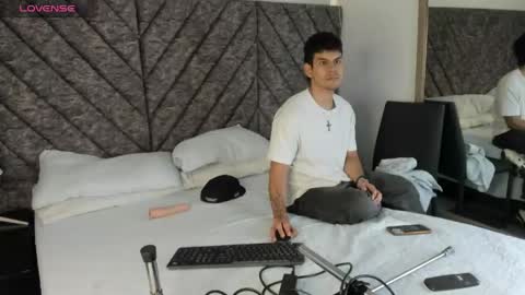 derek_voss online show from May 27, 12:46 pm