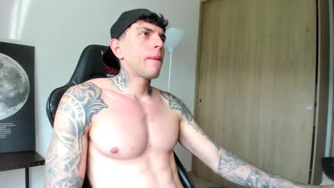 derekmuller11 online show from March 25, 7:09 pm