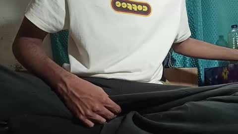 Snapshot of desi_boy799417 chatting on February 11, 11:21 am desi_boy799417 online show from February 11, 11:21 am