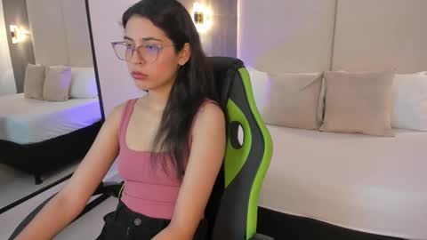 Snapshot of desireee_ chatting on February 18, 12:45 pm desire online show from February 18, 12:45 pm