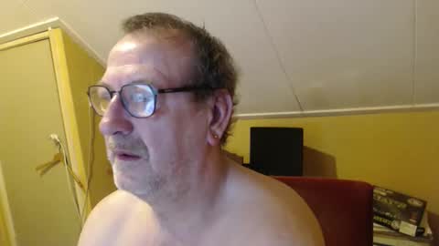 Snapshot of destelp chatting on December 3, 11:25 pm destelp online show from December 3, 11:25 pm