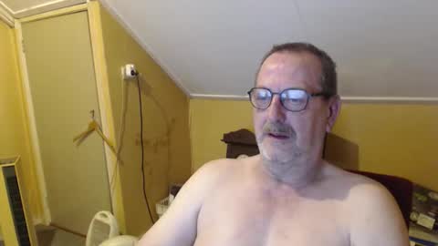 Snapshot of destelp chatting on June 4, 11:00 pm destelp online show from June 4, 11:00 pm