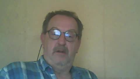Snapshot of destelp chatting on July 4, 3:07 pm destelp online show from July 4, 3:07 pm