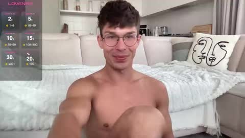 Snapshot of destroy_boy chatting on October 3, 5:59 am INSTAGRAM justmichaelross online show from October 3, 5:59 am