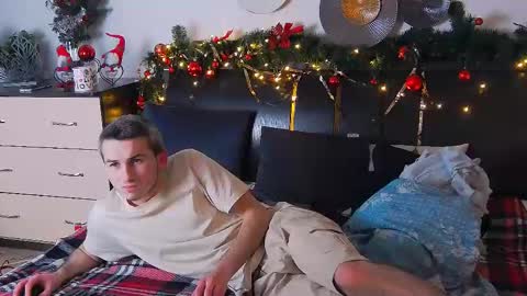 Snapshot of devin_ho chatting on December 14, 8:29 pm devin_ho online show from December 14, 8:29 pm