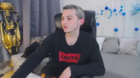 Snapshot of devin_ho chatting on December 15, 7:53 pm devin_ho online show from December 15, 7:53 pm