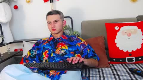 Snapshot of devin_ho chatting on December 25, 9:22 pm devin_ho online show from December 25, 9:22 pm