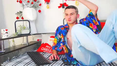 Snapshot of devin_ho chatting on December 26, 12:36 am devin_ho online show from December 26, 12:36 am