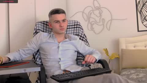 Snapshot of devin_ho chatting on February 6, 8:45 pm devin_ho online show from February 6, 8:45 pm