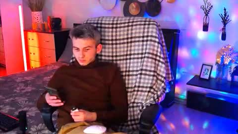 Snapshot of devin_ho chatting on February 7, 5:27 pm devin_ho online show from February 7, 5:27 pm