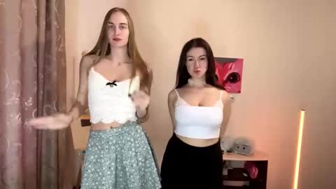 Snapshot of devpip chatting on November 29, 9:56 am Pippi online show from November 29, 9:56 am