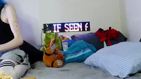 Snapshot of devykitten2018 chatting on April 6, 2:20 am devykitten online show from April 6, 2:20 am