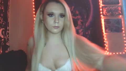 Snapshot of devyn_winter chatting on February 2, 9:24 pm devyn winter online show from February 2, 9:24 pm