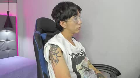 Snapshot of dewon20_ chatting on March 30, 2:18 pm Andy online show from March 30, 2:18 pm