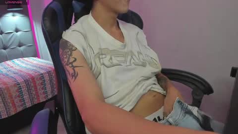 Snapshot of dewon20_ chatting on April 6, 12:39 pm Andy online show from April 6, 12:39 pm