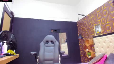 Snapshot of deyy_madisson chatting on February 5, 8:04 pm Madisson online show from February 5, 8:04 pm