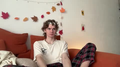 Snapshot of di_n_alex chatting on November 7, 8:25 am Di Alex online show from November 7, 8:25 am