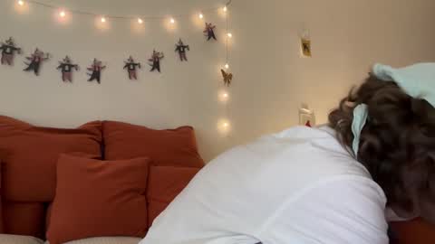 Snapshot of di_n_alex chatting on December 19, 12:01 pm Di Alex online show from December 19, 12:01 pm