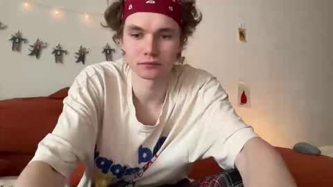 Snapshot of di_n_alex chatting on January 8, 9:11 am Di Alex online show from January 8, 9:11 am