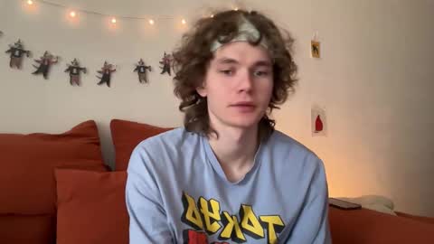 Snapshot of di_n_alex chatting on January 9, 9:12 am Di Alex online show from January 9, 9:12 am