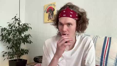 Snapshot of di_n_alex chatting on February 5, 8:41 am Di Alex online show from February 5, 8:41 am