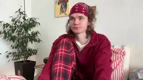 Snapshot of di_n_alex chatting on February 6, 8:29 am Di Alex online show from February 6, 8:29 am