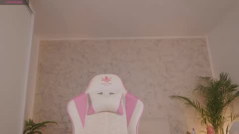 Snapshot of diamond_ava_ chatting on April 7, 3:12 pm Thea online show from April 7, 3:12 pm