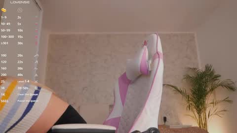 Snapshot of diamond_ava_ chatting on April 10, 3:06 pm Thea online show from April 10, 3:06 pm