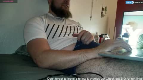 Snapshot of dikdowndaddy chatting on April 22, 4:37 am Daddy online show from April 22, 4:37 am