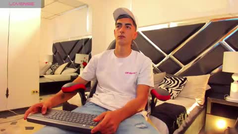 Snapshot of dimitryhank chatting on December 28, 5:35 pm Cristian online show from December 28, 5:35 pm