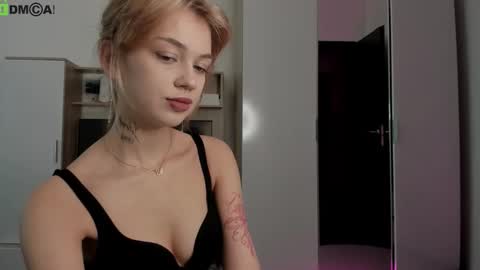 Snapshot of din_star chatting on October 21, 7:42 am Dina online show from October 21, 7:42 am