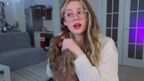 Snapshot of dipamellyy chatting on March 31, 2:02 am Diana online show from March 31, 2:02 am