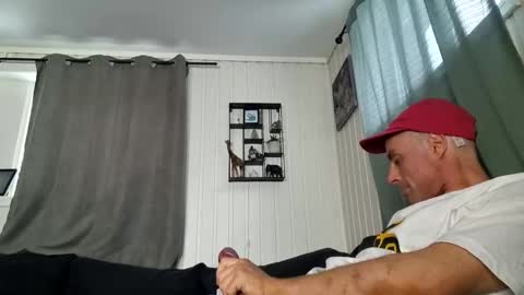 Snapshot of dirkdigglerofficial chatting on January 16, 9:24 am dirkdigglerofficial online show from January 16, 9:24 am