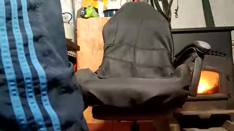 Snapshot of dirtmcgirt82 chatting on December 18, 6:43 am dirtmcgirt82 online show from December 18, 6:43 am