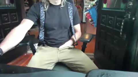 Snapshot of disgruntledyetti0101 chatting on April 2, 11:24 pm disgruntledyetti0101 online show from April 2, 11:24 pm