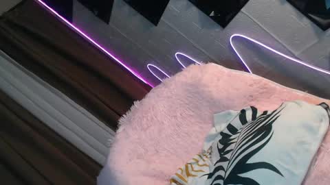 divinaaaaa online show from April 21, 5:14 am