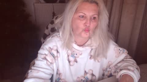 Snapshot of divineblond chatting on November 19, 12:21 am Alexxa online show from November 19, 12:21 am