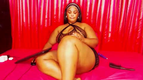 divinebooty93 online show from May 9, 12:32 pm
