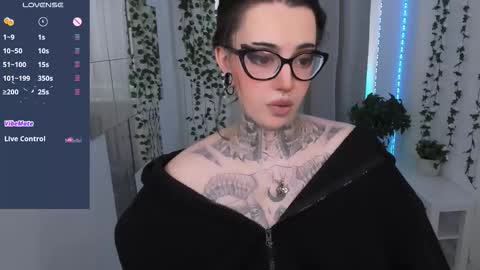 dixipixi_ online show from March 27, 7:14 am