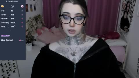 Snapshot of dixipixi_ chatting on April 4, 5:38 am dixipixi_ online show from April 4, 5:38 am